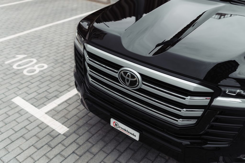 Toyota Land Cruiser 300 Black