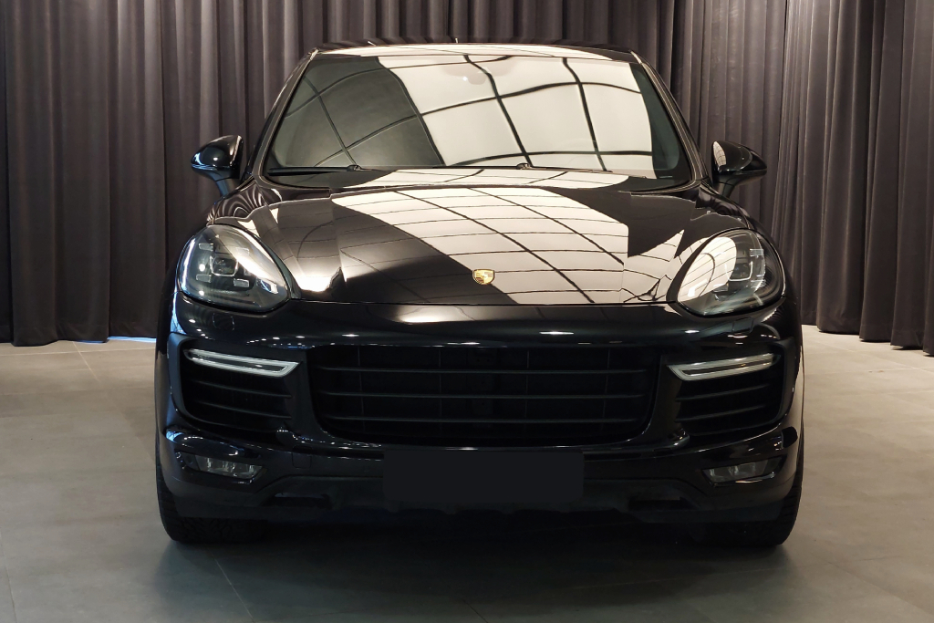 Porsche Cayenne Black