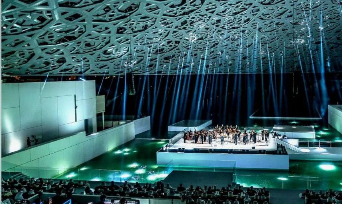 Tentoonstellingen, concerten en voorstellingen vinden plaats in het museumgebouw.